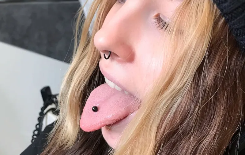 Пирсинг языка — Вертикальный (Midline Tongue Piercing)