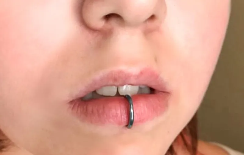 Пирсинг нижней губы — Лабрет с кольцом (Labret Piercing with Ring)